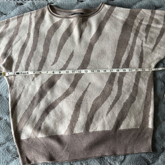TAHARI Sweater Women's Beige Zebra Print Crew Neck Pullover Large - Picture 6 of 14